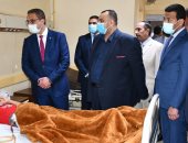 محافظ الفيوم يزور المرضى بمستشفى التأمين الصحي لتهنئتهم بالعيد.. صور