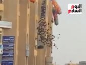 مواطنون يلقون البلالين من أعلى الوحدات السكنية بالعاشر من رمضان.. فيديو