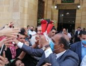 مدير أمن الغربية يوزع الورود والبلالين على المصلين بمسجد السيد البدوي.. صور