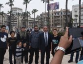 جولة لمحافظ الإسكندرية على بعض الميادين والحدائق والشواطئ بطول الكورنيش.. صور