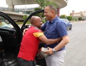 رئيس نظافة القاهرة يوزع كحك العيد على العمال فى الشارع بأول أيام العيد.. صور