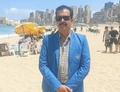 1000 أسرة يستمتعون بالبحر على شاطئ الأنفوشى بالإسكندرية.. فيديو