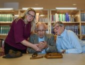 مسن سويدى يستخدم الإنترنت ويتعلم التكنولوجيا لأول مرة في عمر 99 عاماً.. صور