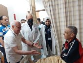 محافظ بورسعيد يزور مستشفى النصر ويقدم التهنئة للأطقم الطبية والمرضى بالعيد