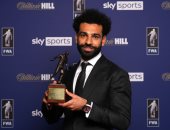 محمد صلاح يتسلم جائزة لاعب العام من اتحاد رابطة الكتاب الإنجليز