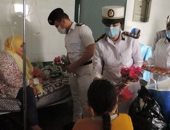 الشرطة توزع كعك على المسنين والمرضى تحت شعار "معك فى العيد".. صور وفيديو