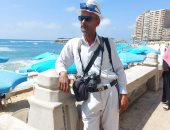 عم أحمد (40) سنة بيصور زوار إسكندرية بكاميرته.. بينام على الشاطئ.. بث مباشر