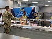 جيل بايدن تقدم الطعام للقوات الأمريكية فى رومانيا.. صور‏