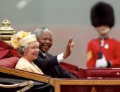 رحلة عبر التاريخ.. الملكة إليزابيث برفقة نيلسون مانديلا فى جولة بالعربة بجنوب أفريقيا