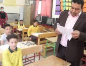 وكيل تعليم الوادى الجديد يتفقد لجان امتحانات الترم الثانى بالخارجة.. صور