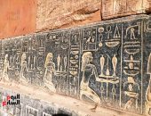 سحر النقوش والرسومات الفرعونية يجلب السياح يومياً لمعابد الكرنك بالأقصر.. صور