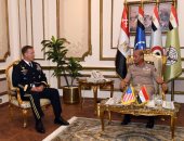 وزير الدفاع يلتقى قائد القيادة المركزية الأمريكية خلال زيارته للقاهرة 