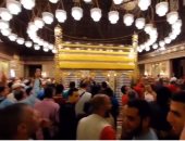 المصريون يكبرون تكبيرات العيد ابتهاجا بافتتاح مقام الحسين "فيديو"