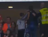 جماهير أتلتيكو مدريد تطرد مشجعاً ونجله من المدرجات أمام الريال.. فيديو