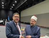 توقيع كتاب "الجاهلية والصحوة" لوزير الأوقاف بمؤتمر الوحدة الإسلامية بأبو ظبى