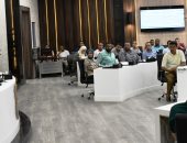 محافظ أسوان: سحب الأعمال من أى شركة تتقاعس فى تنفيذ مشروعات حياة كريمة