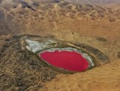 أحجار كريمة وبحيرات ملونة.. صحراء الصين ألوان طبيعية تبهر العالم