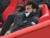 محمد صلاح على مقاعد بدلاء ليفربول ضد أستون فيلا فى الدوري الإنجليزي