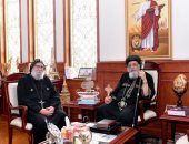 البابا تواضروس الثانى يستقبل كاهن كنيسة ستراسبورج فى فرنسا