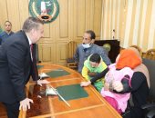 محافظ المنوفية يسلم مساعدات مالية وعينية ومواد غذائية لـ50 حالة إنسانية