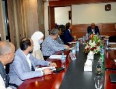 محافظ بورسعيد يتابع سير العمل داخل المنطقة العامة للاستثمار