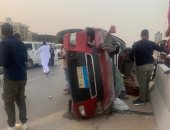 مصرع شخص وإصابة 2 آخرين إثر حادث انقلاب سيارة بطريق الفيوم الصحراوى.. فيديو