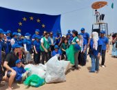شاهد كيف كانت مشاركة وفد الاتحاد الأوروبى فى حملة نظافة شواطئ الإسكندرية