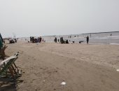 الناس بتهرب للبحر.. شاهد بلاج رأس البر يستقبل الزوار فى أول جمعة بعد الامتحانات
