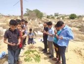 زملاء طفل العريش الغريق ينظمون زيارات لقبره بالزى المدرسى