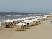 إقبال متوسط على شاطئ بورسعيد.. واستعدادات مكثفة للموسم الصيفى.. لايف وصور 
