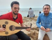 مبادرة لإسعاد المصطافين.. غناء وعود آخر روقان على شواطئ الإسكندرية "بث مباشر"