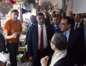 مواطن تونسى يرحب بزيارة رئيس الوزراء لتونس خلال جولته التفقدية بشارع الزيتونة