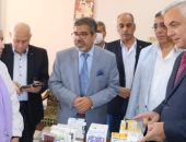 رئيس جامعة المنوفية يتفقد فعاليات القافلة الطبية للعاملين بالجامعة