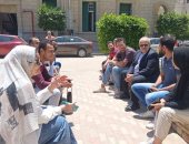 الخشت يجلس على الرصيف مع طلاب كلية الآداب جامعة القاهرة.. فيديو