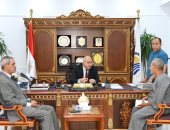 محافظ قنا يستأنف لقاءاته اليومية بالمواطنين لبحث شكاواهم