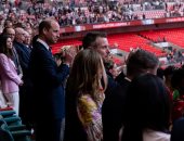 الأمير وليام يشارك بتسليم كأس الاتحاد الإنجليزى.. وعلم أوكرانيا حاضر بالملعب "صور"