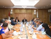 حياة كريمة.. محافظ قنا يناقش بدء التشغيل التجريبى لمشروعات المرحلة الأولى للمبادرة