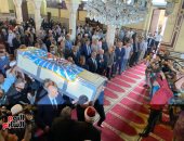 العشرات يؤدون صلاة الجنازة على الراحل صلاح منتصر بمسجد عمر مكرم   