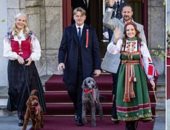 العائلة المالكة بالنرويج تحتفل باليوم الوطنى بارتداء أزيائهم التقليدية
