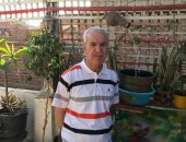 روقان بعد المعاش.. عم سمير 64 سنة وعامل مملكة نباتات على سطح بيته (فيديو)