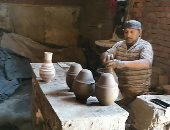 "أشرف" وزوجته يعملان سويا لإحياء تراث صناعة الفخار فى الدقهلية.. فيديو