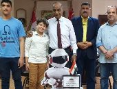 روبوت مدرسى يوزع الكتب على الطلاب ويحفزهم على الاستفادة من بنك المعرفة ببورسعيد
