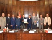 رئيس جامعة الإسكندرية يكرم فريق أليكس إيجلز بكلية الهندسة