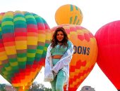 الفنانة ناهد السباعى تستمتع برحلات البالون الطائر غرب الأقصر.. صور
