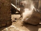 رفع 10 أطنان قمامة وأتربة فى حملات نظافة بشوارع أحياء مدينة الأقصر ..صور