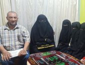 عائلة تعشق المصحف..عم سبيحة وزوجته وأولاده الـ6 ختموا القرآن ببنى سويف (فيديو)