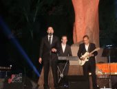 مدحت صالح يفتتح حفل مهرجان تل بسطا بأغنية "برمى السلام"