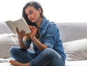لعشاق السهر: بلاش موبايل وامسك كتاب.. 6 فوائد للقراءة قبل النوم