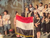رئيس مهرجان الطبول يرفع علم مصر بحفل الافتتاح والجمهور يردد "تحيا مصر"