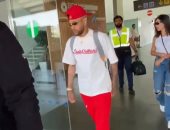 نيمار يصل برشلونة وسط أنباء عن رحيله من باريس سان جيرمان.. فيديو وصور